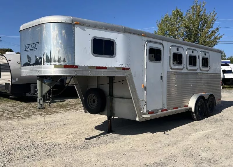 2003 Exiss Aluminum 3-Horse Slant Load Gooseneck w/Front Dressing Room, Collapsible Rear Tack, Drop-Down Feed Windows