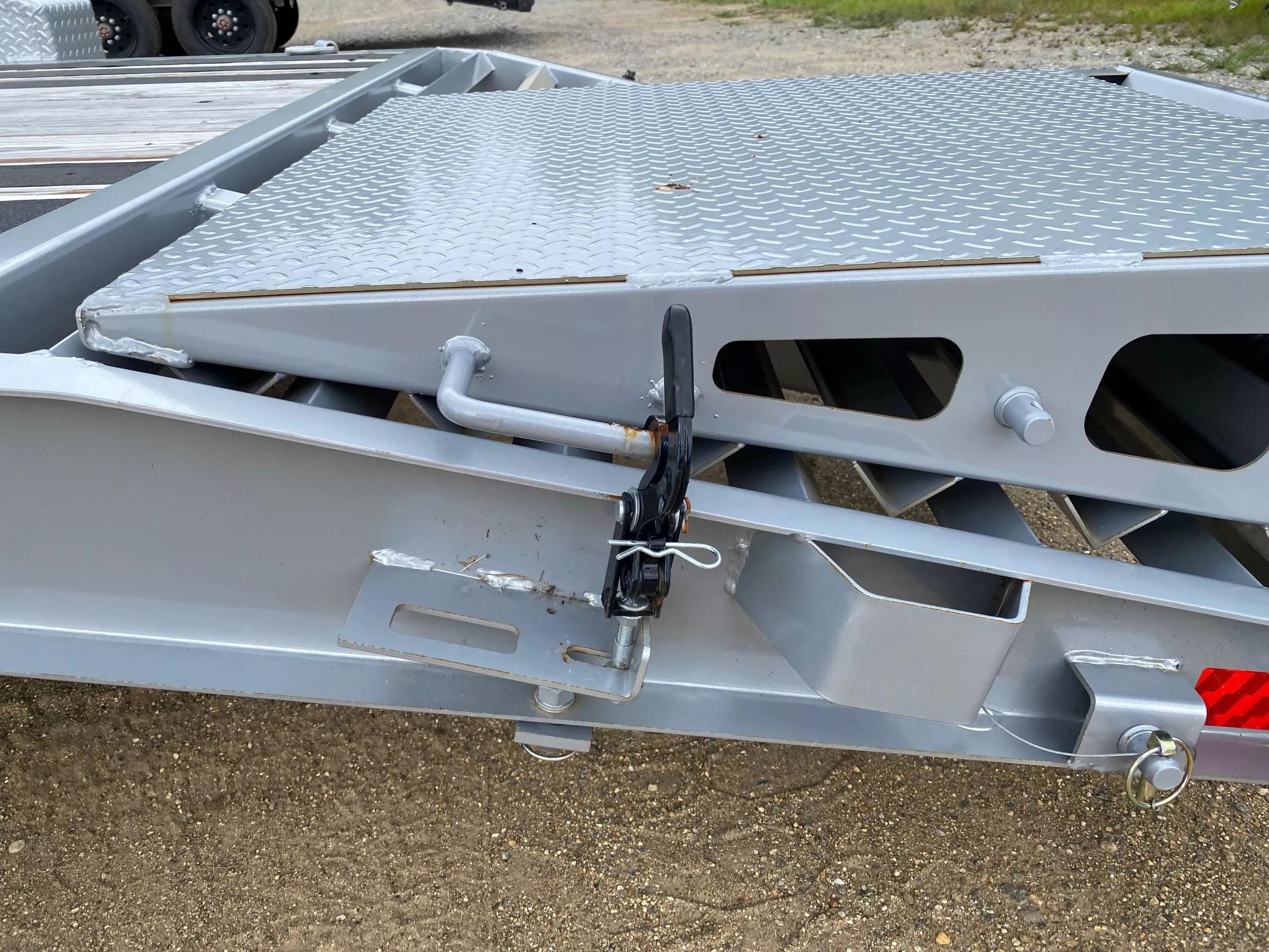 2024 Diamond C Trailers 7x24 Powder Coated 15K Lowpro Equipment Trailer w/Blackwood Outer Deck ONzU8G6jnb1q