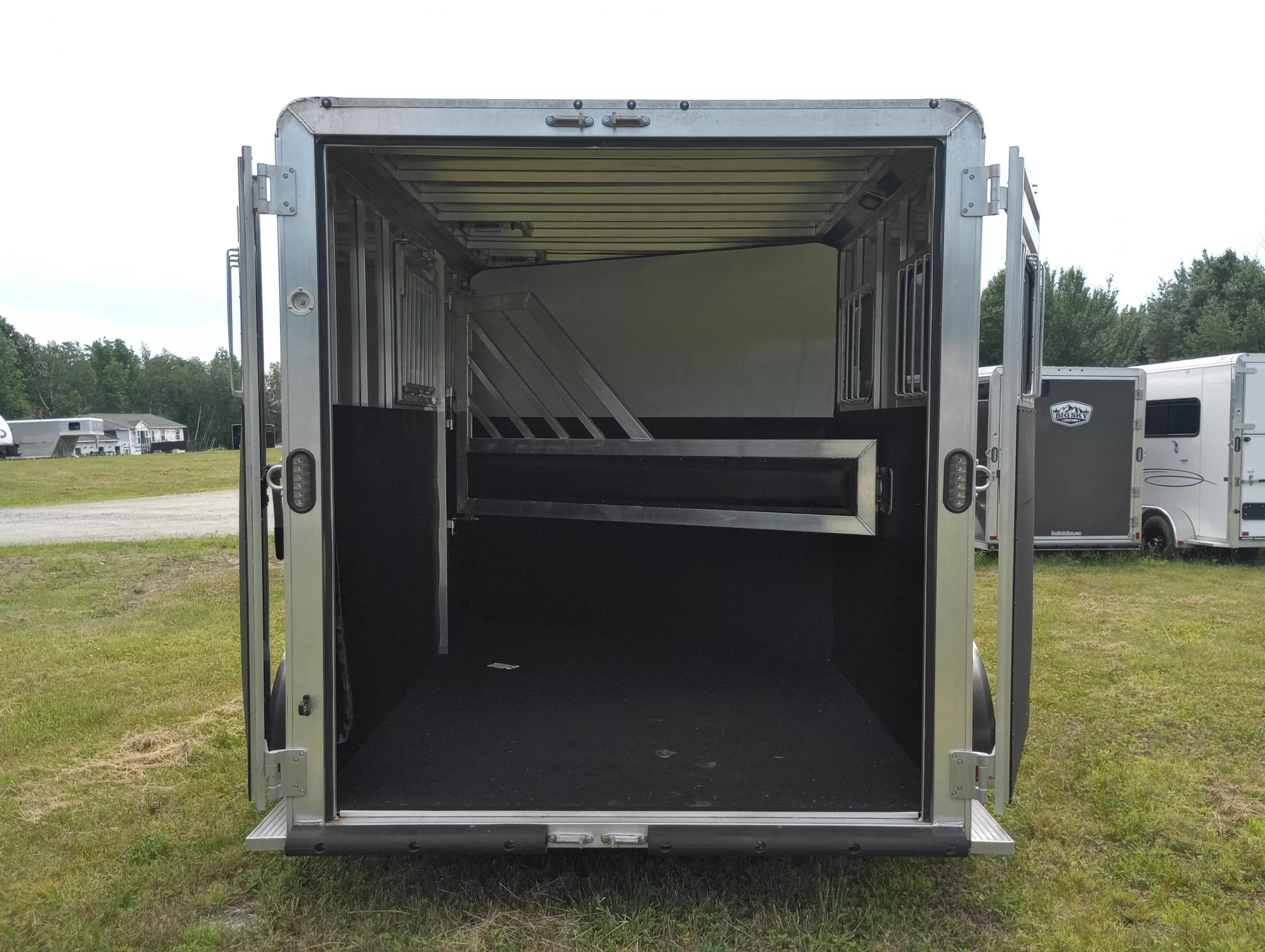 2022 Frontier Trailers Strider Series Aluminum 2 Horse Combo/Slant Load w/Front Tack, Torsion Axles, Spare Tire Y7fgECigq3jl