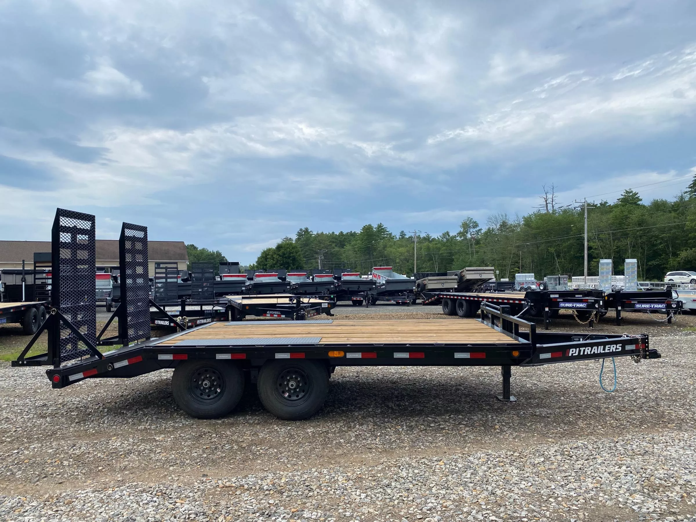 2024 PJ Trailers 8.5x13+3 Powder Coated 12K Deckover Equipment Trailer w/Full Width Ramps wtPu2yh1agg7