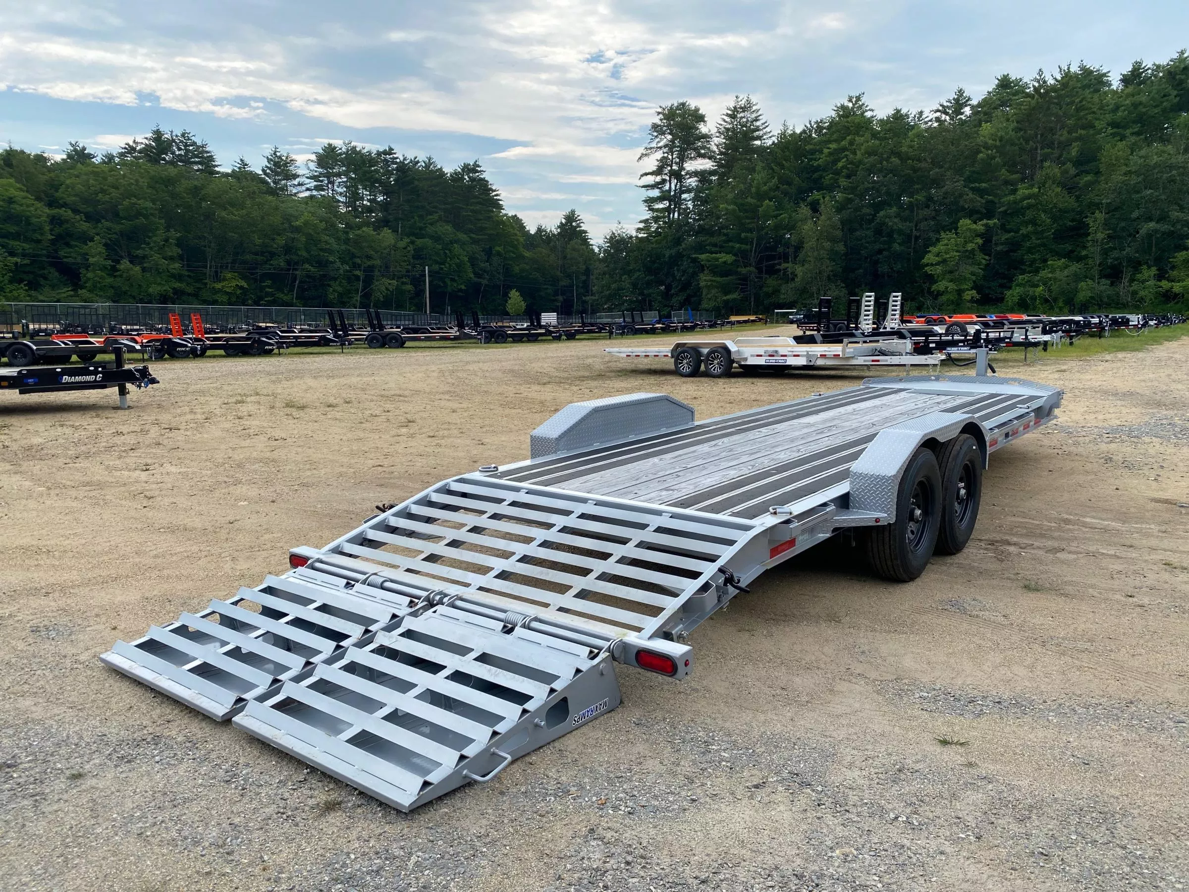2024 Diamond C Trailers 7x24 Powder Coated 15K Lowpro Equipment Trailer w/Blackwood Outer Deck ic360Whhaah8