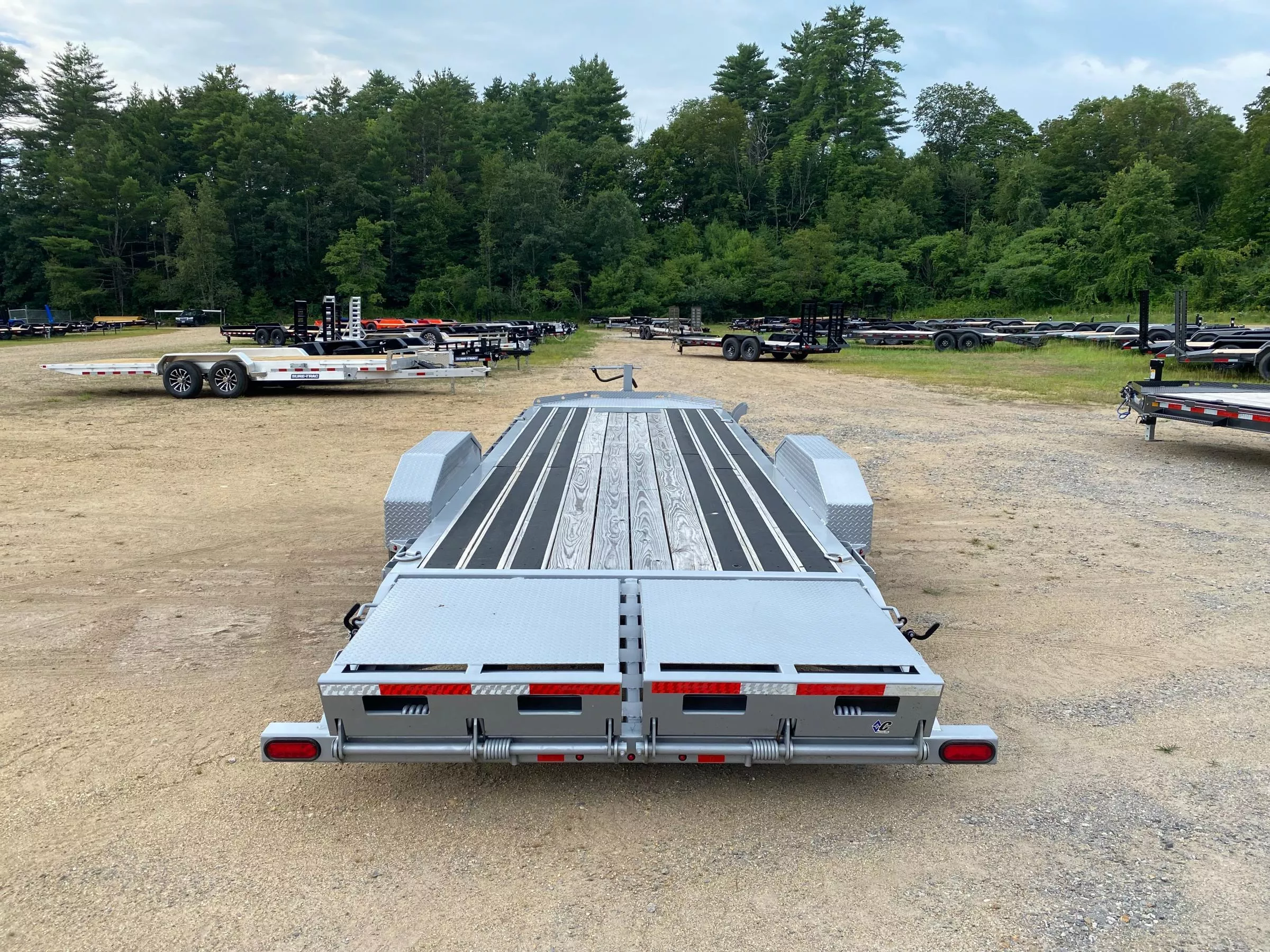 2024 Diamond C Trailers 7x24 Powder Coated 15K Lowpro Equipment Trailer w/Blackwood Outer Deck syhnlov0jaik