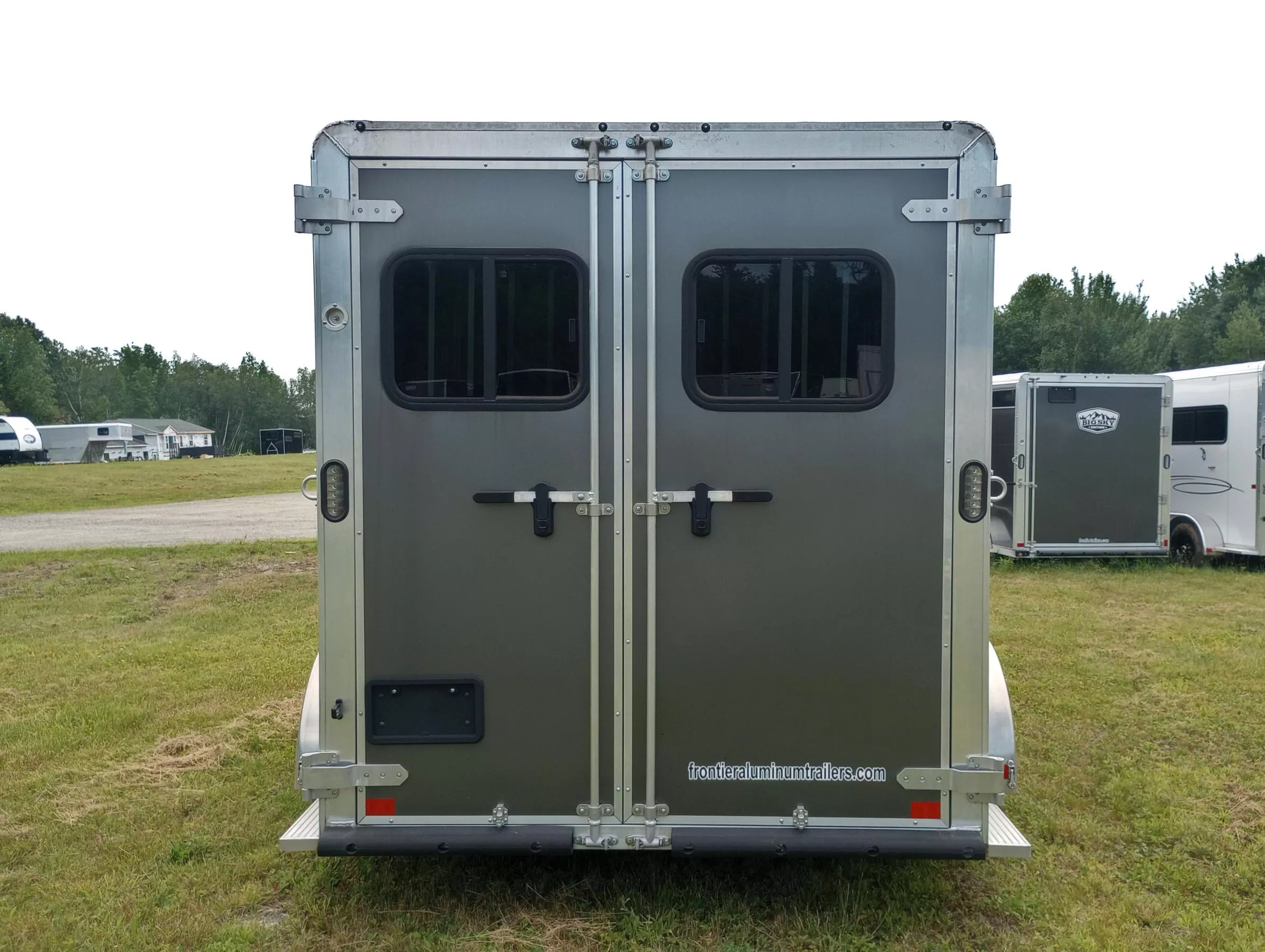 2022 Frontier Trailers Strider Series Aluminum 2 Horse Combo/Slant Load w/Front Tack, Torsion Axles, Spare Tire RDEYQiufe48g