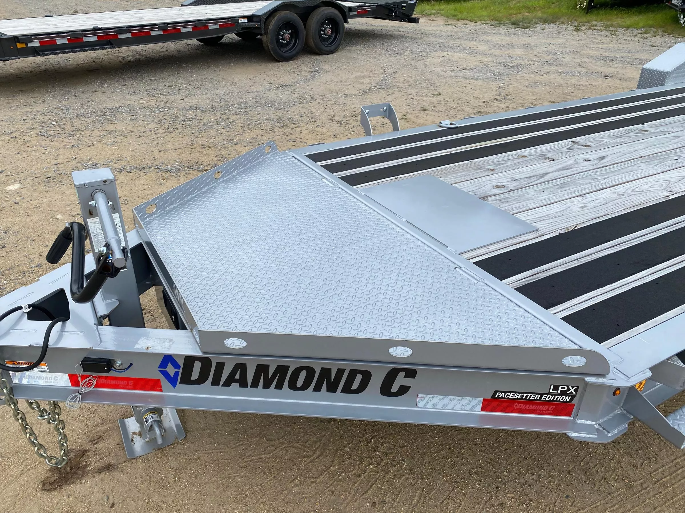 2024 Diamond C Trailers 7x24 Powder Coated 15K Lowpro Equipment Trailer w/Blackwood Outer Deck xFUjNQkqn3am