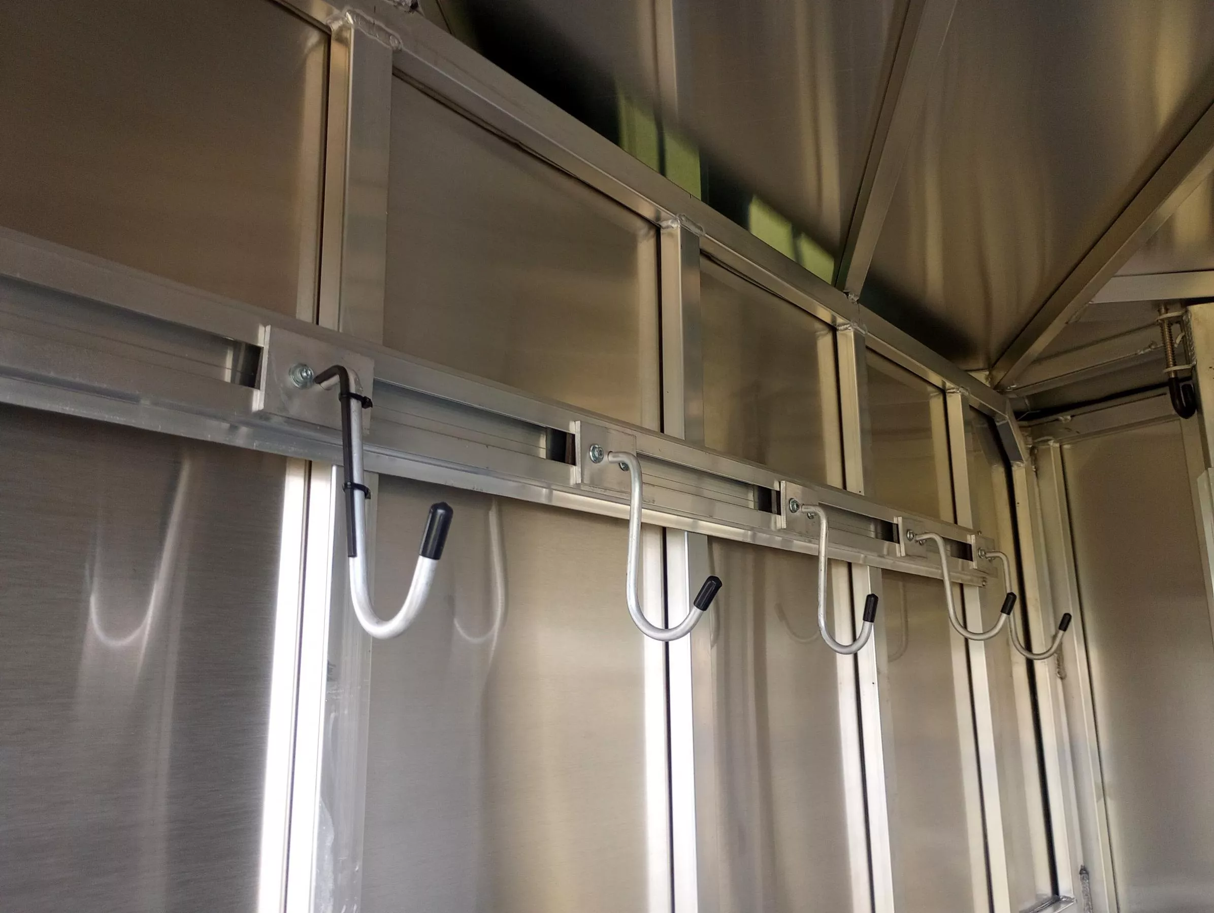 2022 Frontier Trailers Strider Series Aluminum 2 Horse Combo/Slant Load w/Front Tack, Torsion Axles, Spare Tire BFxq1werv5q6