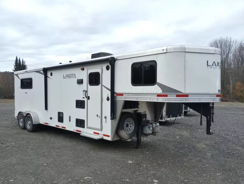 2021 Lakota Colt Edition 3-Horse Slant Load Gooseneck w/Living Quarters, Collapsible Rear Tack, Feed Windows