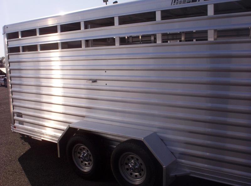 2020 Featherlite 8107-16 Livestock Trailer 2020 Featherlite 8107-16 Livestock Trailer