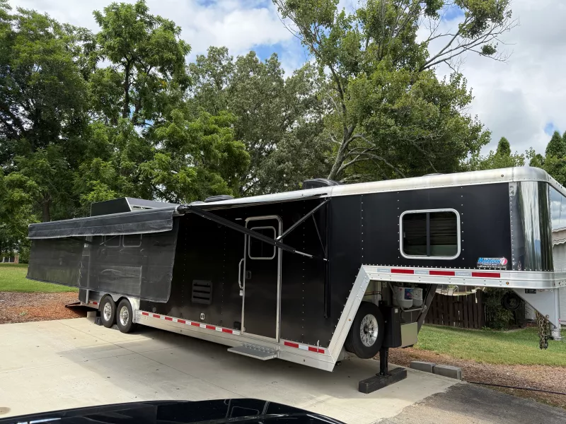 2020 Featherlite 9821-313D-STD 3-Horse trailer with Living Quarters
