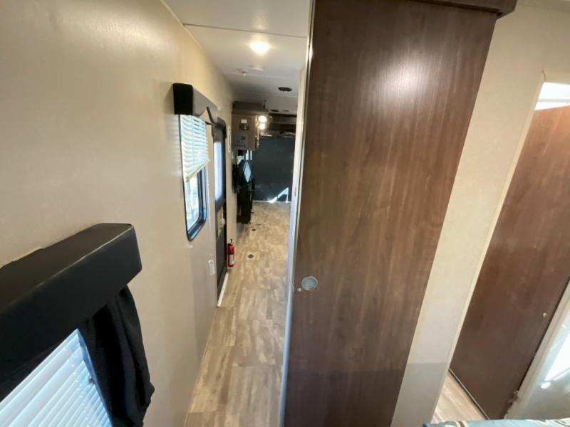 used Toy Haulers Dutchmen RV Rubicon for sale, in Slaton, TX Thumbnail 24