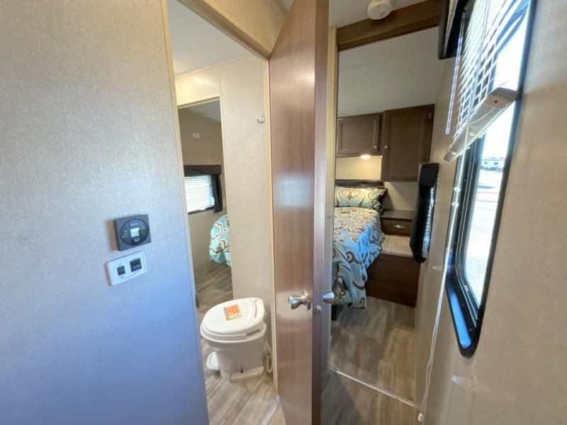 used Toy Haulers Dutchmen RV Rubicon for sale, in Slaton, TX Thumbnail 19