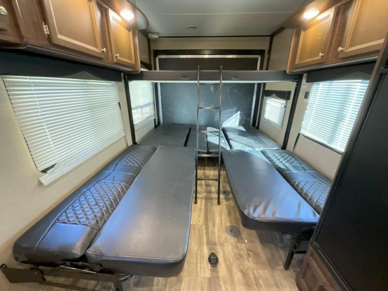 used Toy Haulers Dutchmen RV Rubicon for sale, in Slaton, TX Thumbnail 6