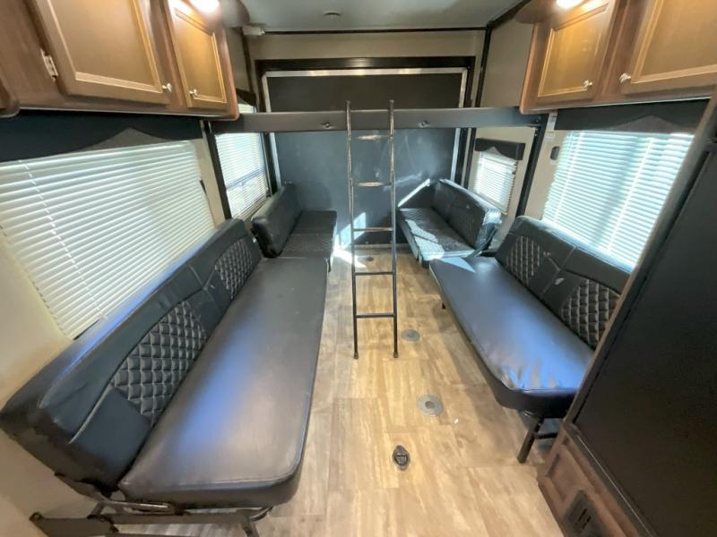 used Toy Haulers Dutchmen RV Rubicon for sale, in Slaton, TX Thumbnail 5
