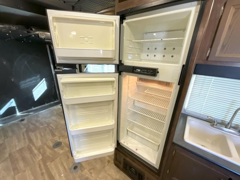 used Toy Haulers Dutchmen RV Rubicon for sale, in Slaton, TX Thumbnail 13