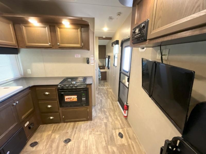 used Toy Haulers Dutchmen RV Rubicon for sale, in Slaton, TX Thumbnail 18