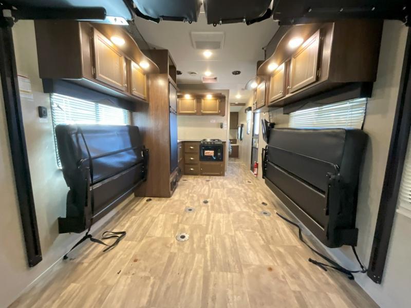 used Toy Haulers Dutchmen RV Rubicon for sale, in Slaton, TX Thumbnail 9