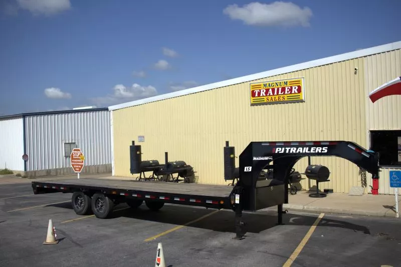 2025 - 8.5' x 25' - PJ - 14K Low-Pro Gooseneck with Single Wheels with Straight Deck and 8' Slide in Ramps