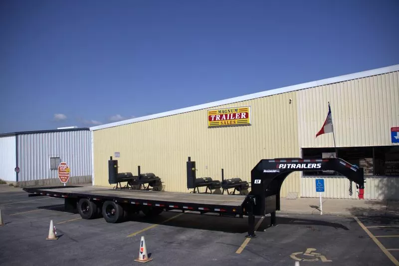 2025 - 8.5' x 32' - PJ - 25K Gooseneck Low Pro with 10' Hydraulic Dovetail with Solar Battery Charger and 2 Hyd Jacks