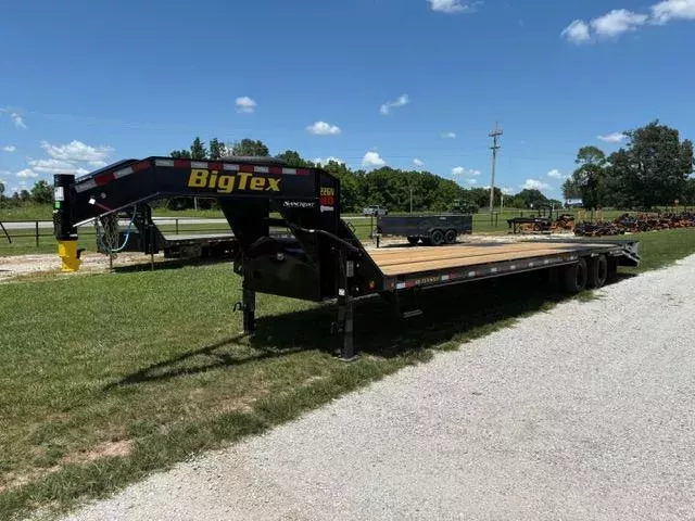2025 Big Tex 102x33 Tandem 23.9K GN Flatbed w/ Mega Ramps & 2 Speed Jacks