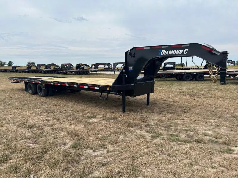 2026 Diamond C 102x32 Tandem 40K GN Pacesetter Hydrotail w/ Steel Runners, Hydraulic Jacks, & Solar