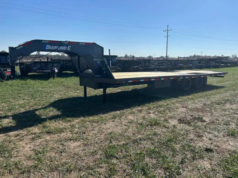 2026 Diamond C Trailers 102x30 Tandem 25.9K GN Hydrotail w/ Hydro Jacks & Solar Charger