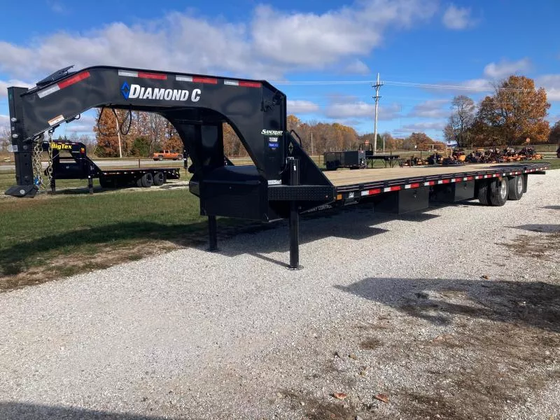 2026 Diamond C 102X40 TANDEM HYDROTAIL W/ BLACKWOOD RUNNERS, HYDROJACKS & 60" SPREAD