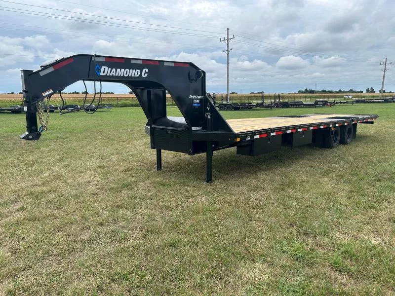 2026 Diamond C 102x32 Tandem 25.9K GN Hydrotail Pacesetter w/ Hydraulic Jacks & EOH Brakes