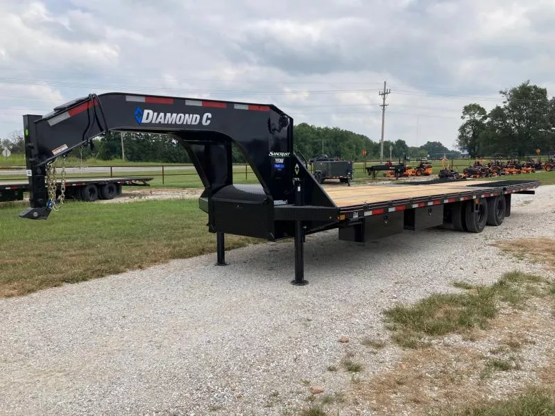 2026 Diamond C 102X32 TANDEM 25.9K GN HYDROTAIL W/ HYDROJACKS, STEEL RUNNERS, DISC BRAKES & WIRELESS REMOTE