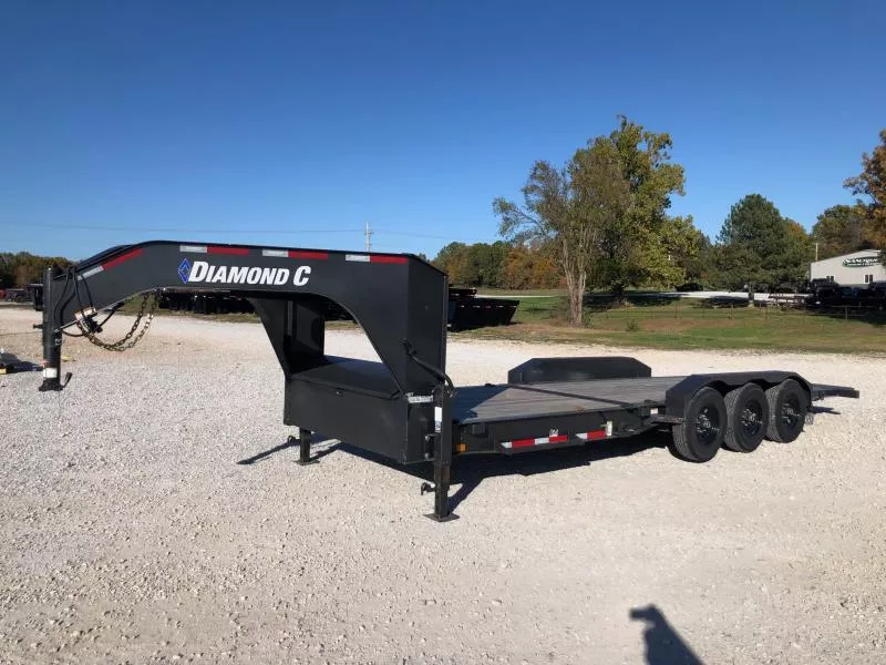 2022 Diamond C 83X24 TRIPLE 24K TILT W / 8FT STATIONARY