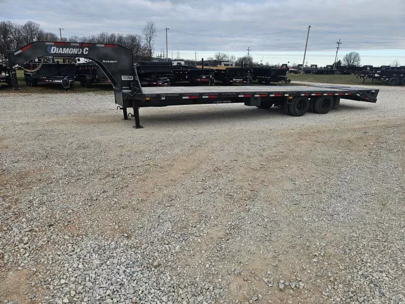 2023 Diamond C 102X32 TANDEM DUAL GN W/12K DISC 14PLY & MAX RAMPS