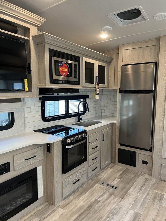 new Fifth Wheel Trailers Forest River Rockwood Ultra Lite for sale, in Rose City, MI Thumbnail 4