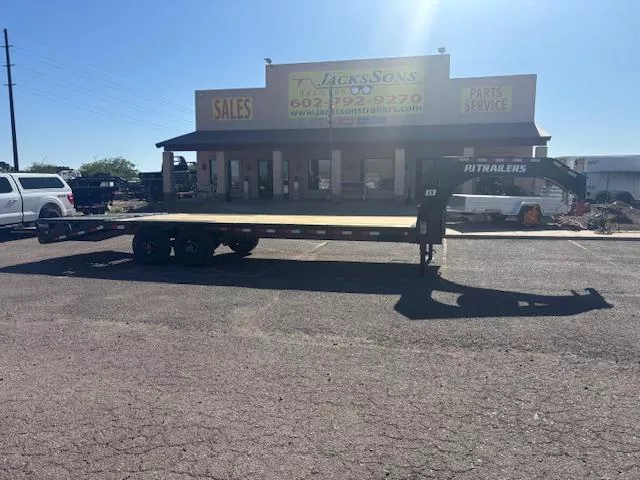 2026 PJ Trailers 25' Gooseneck Low-Pro Flatdeck with Singles Equipment Trailer