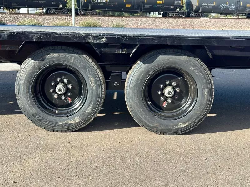 2024 PJ Trailers 28' Gooseneck Low-Pro Flat steeldeck with Singles Equipment Trailer