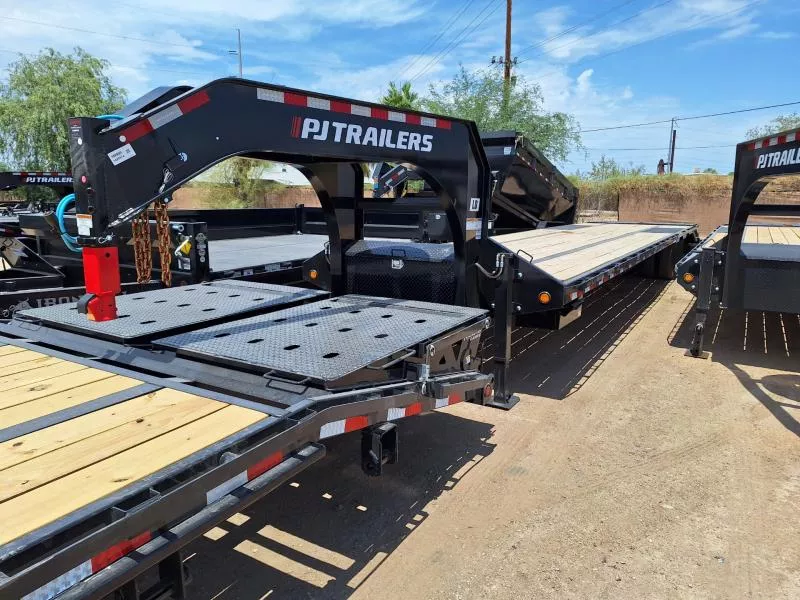 2026 PJ Trailers 40' Gooseneck Low-Pro Flatdeck with Duals, Hydraulic Atlas Jacks Equipment Trailer