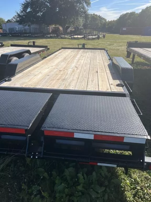 2025 Top Hat Trailers Equipment 22x83 