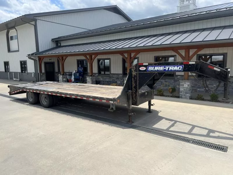USED 2023 Sure-Trac 102X25 Gooseneck Deckover Trailer 25,900 GVW * FULL WIDTH RAMPS * TOOLBOX * D-RINGS * STAKE POCKETS AND RUB RAILS *