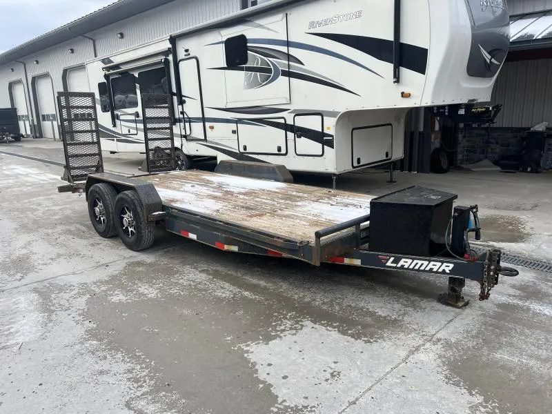 USED 2020 Lamar 7x18' Equipment Trailer 14000# GVW * TOOLBOX * DELUXE OVERWIDTH RAMPS W/ HEAVY MESH * CHARCOAL POWDERCOAT * RUBRAIL/STAKE POCKETS/PIPE SPOOLS/D-RINGS * REM FENDERS * 12K JACK * CAST COUPLER * SPRING ASSIST * 