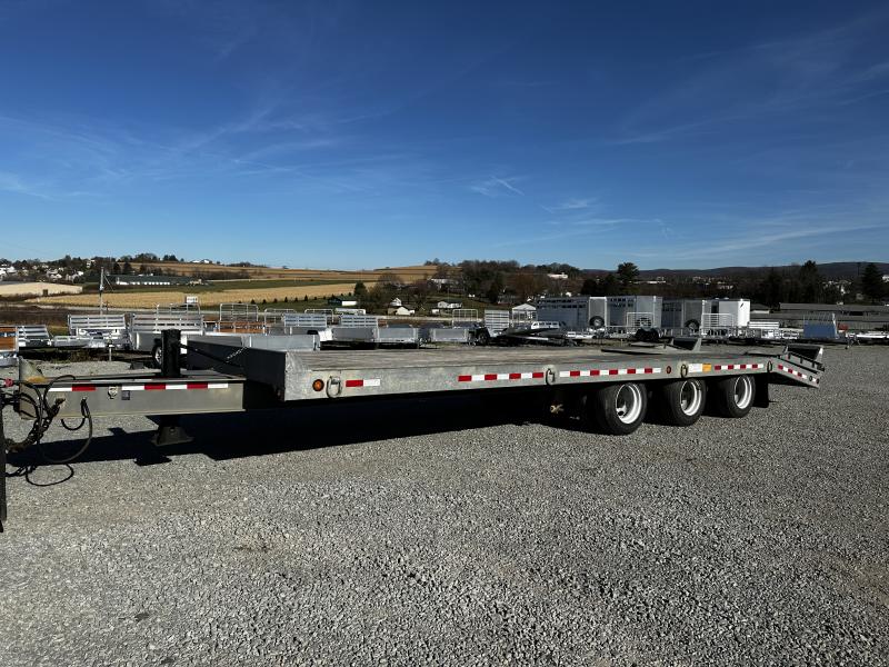 USED 2017 Towmaster 24+5 Deckover Tri-Axle Equipment Trailer w/Self Cleaning Beavertail USED 2017 Towmaster 24+5 Deckover Tri-Axle Equipment Trailer w/Self Cleaning Beavertail