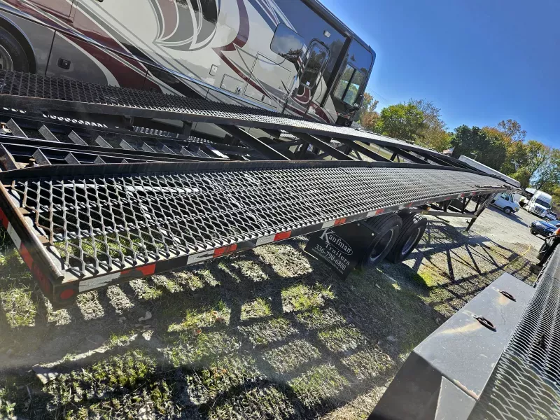 2018 Kaufman Trailers 3 car wedge Semi Trailers
