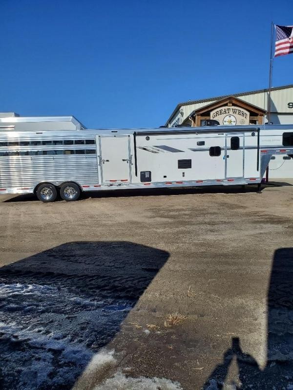 2021 SMC SLE8413SSR Stock Combo Bunk Bed Horse Trailer 2021 SMC SLE8413SSR Stock Combo Bunk Bed Horse Trailer
