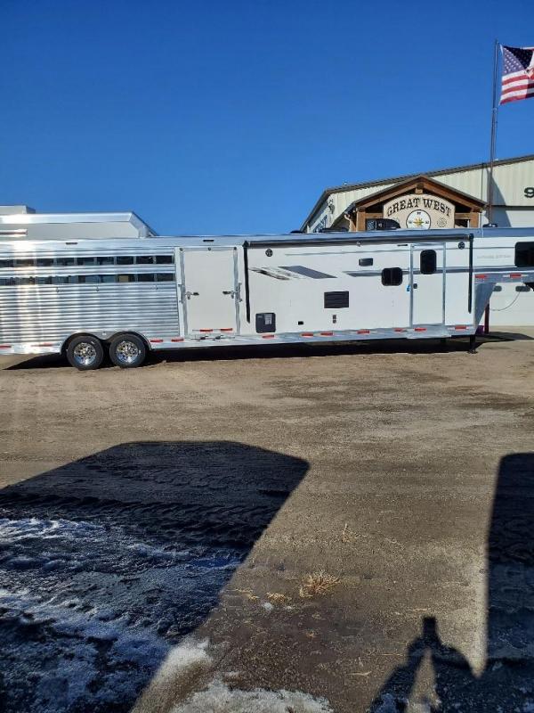 2020 SMC SLE8413SSR Stock Combo Bunk Bed Horse Trailer Near Me