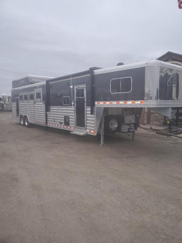 2018 Elite Trailers Reverse load slide out 4 Horse Trailer 2018 Elite Trailers Reverse load slide out 4 Horse Trailer