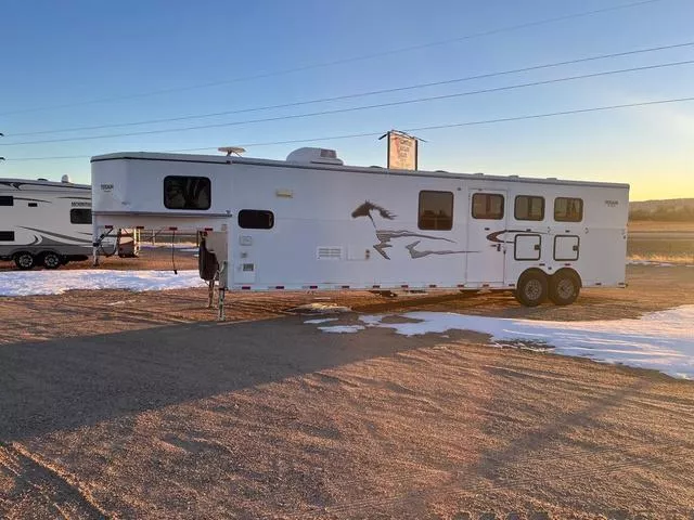 2010 Titan Renegade II 3H W/Living Quarters 