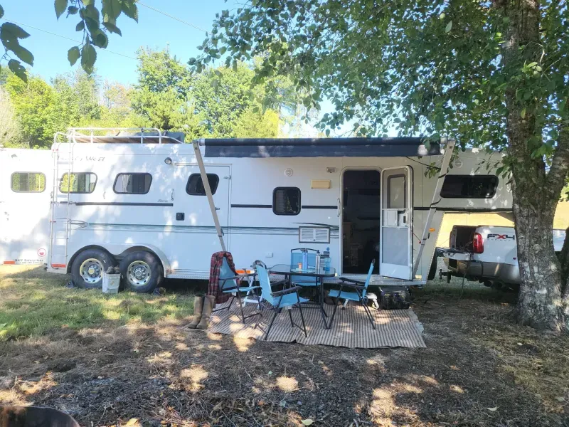 2002 Trails West Sierra 2 Horse LQ