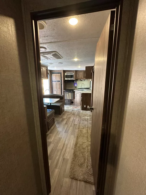 used Travel Trailers Keystone RV Cougar for sale, in Grants Pass, OR Thumbnail 4
