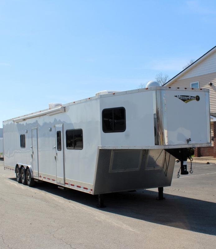 USED LIVING QUARTER ENCLOSED TRAILER 2018  42' GN w/22' LQ #0357