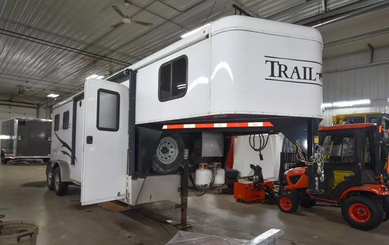 2015 Bison Trailers 2 HORSE SLANT LIVING QUARTERS Horse Trailer