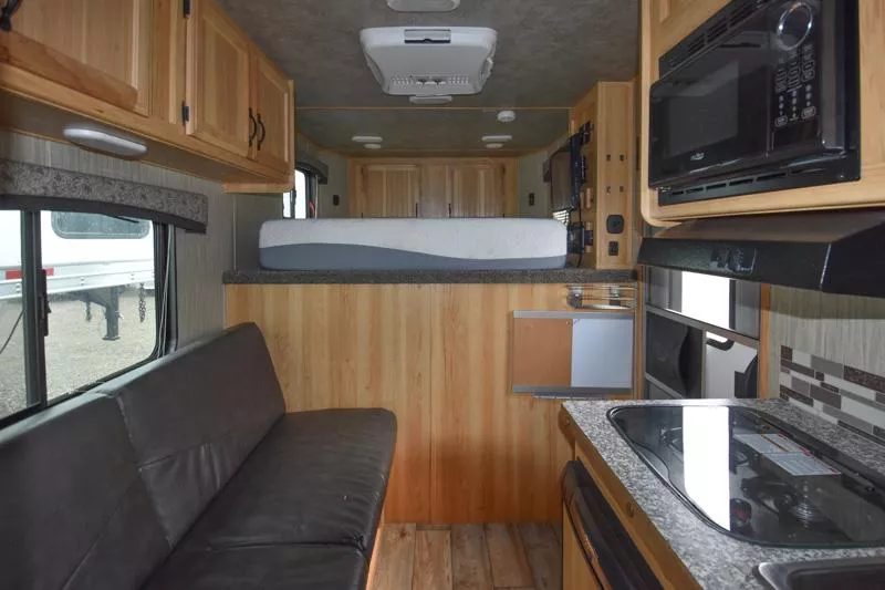 2021 Bison Trailers QUICK DRAW 7206 2 HORSE SLANT LIVING QUARTERS TRAILER Horse Trailer