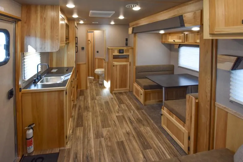 2026 Lakota LIVESTOCK COL1413SRMT LIVESTOCK LIVING QUARTERS TRAILER Horse Trailer