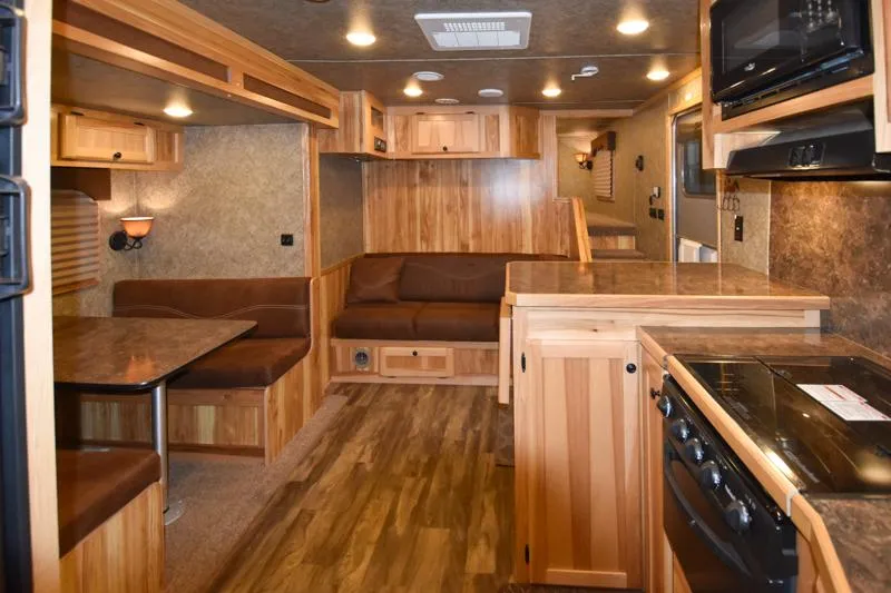 2018 Lakota CHARGER 8415SRB 4 HORSE SLANT LIVING QUARTERS TRAILER Horse Trailer