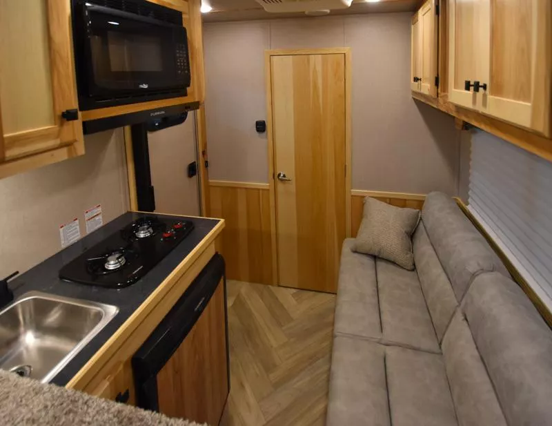 2026 Lakota COLT 27 LIVING QUARTERS HORSE TRAILER Horse Trailer
